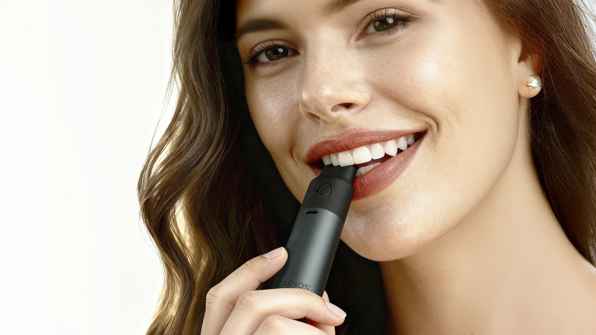 Woman smiling while using Capnos Legura